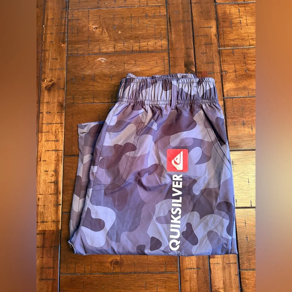 Quiksilver Men's Gray & Black Camo Cargo Shorts Medium